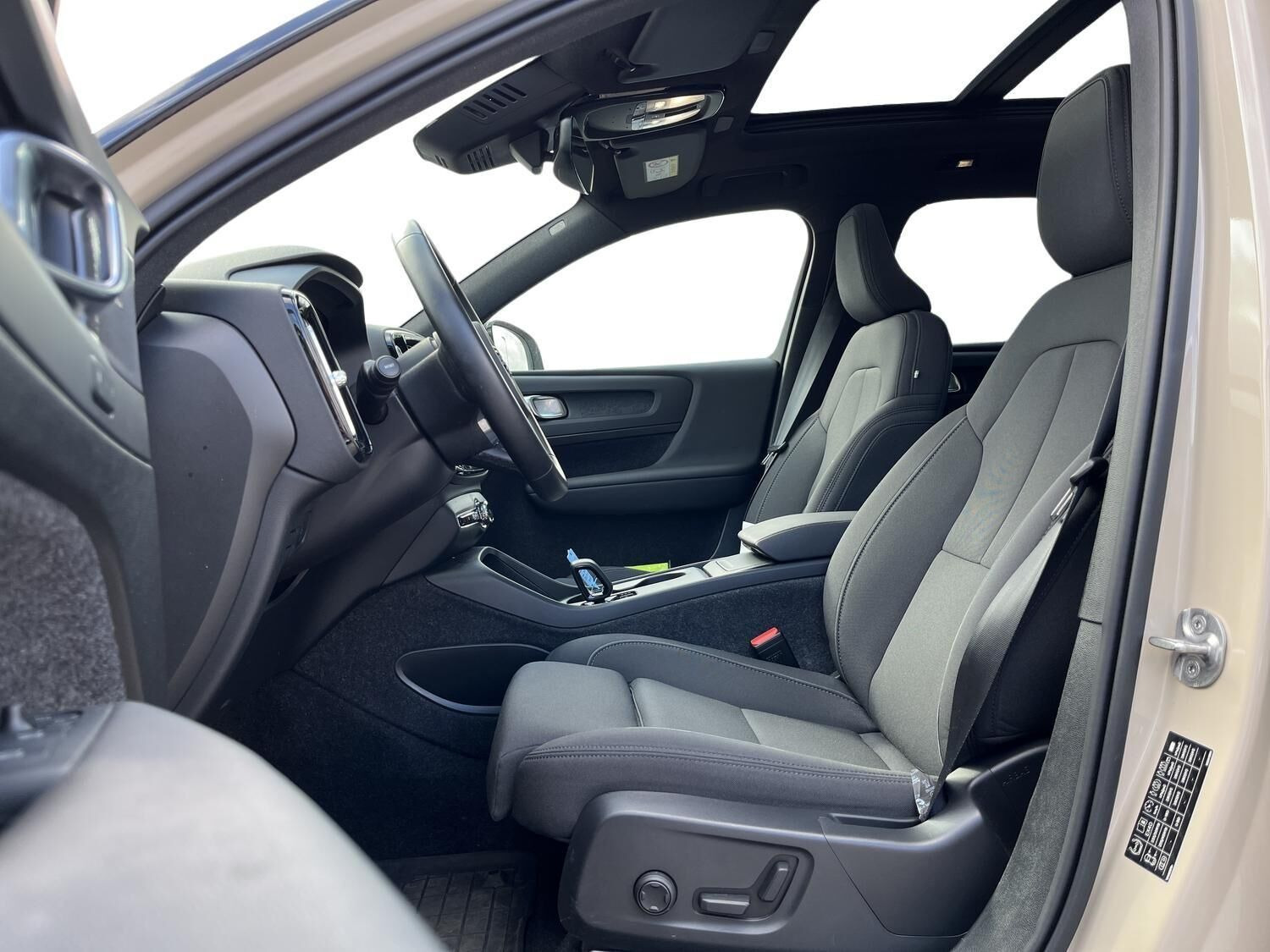 Beige Volvo EX40 fra 2025