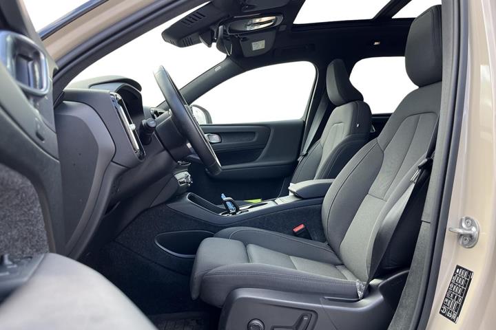 Beige Volvo EX40 fra 2025