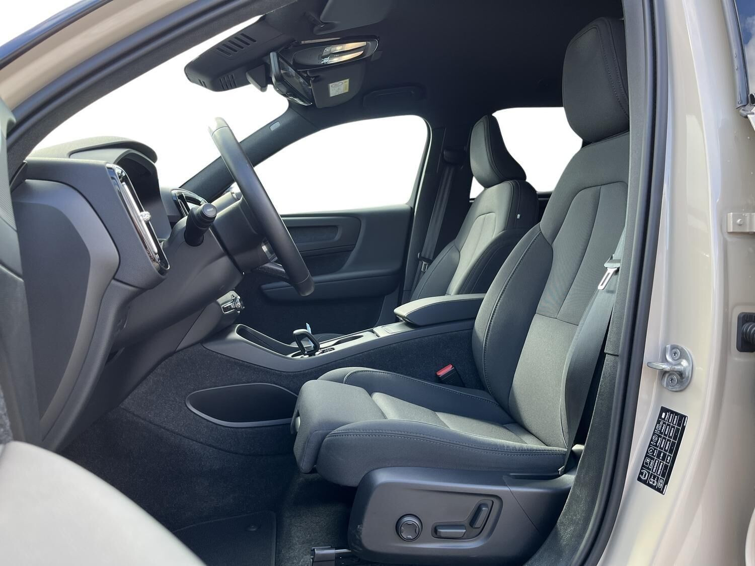 Beige Volvo EX40 fra 2025