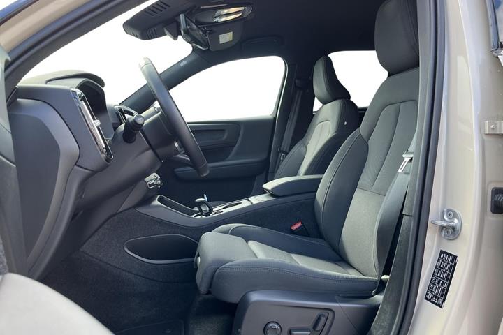 Beige Volvo EX40 fra 2025