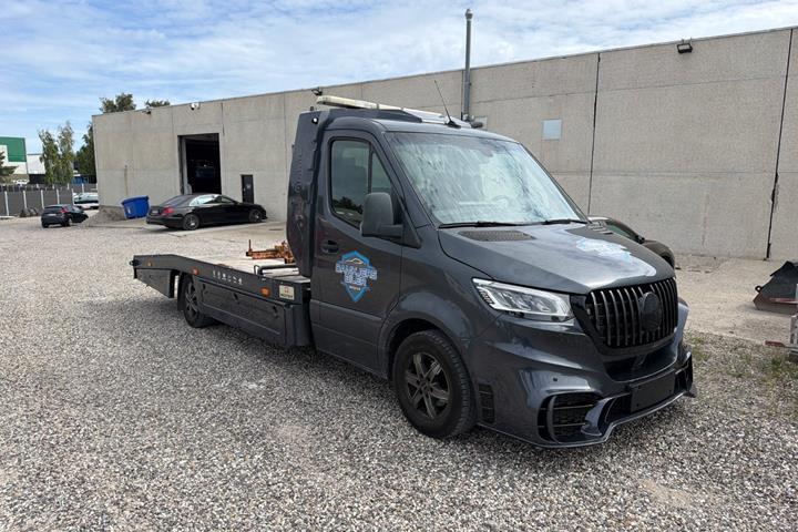 Grå Mercedes Sprinter 319 fra 2020