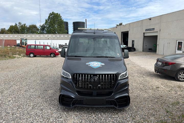 Grå Mercedes Sprinter 319 fra 2020