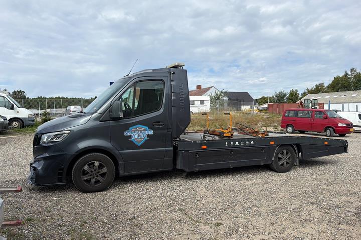 Grå Mercedes Sprinter 319 fra 2020
