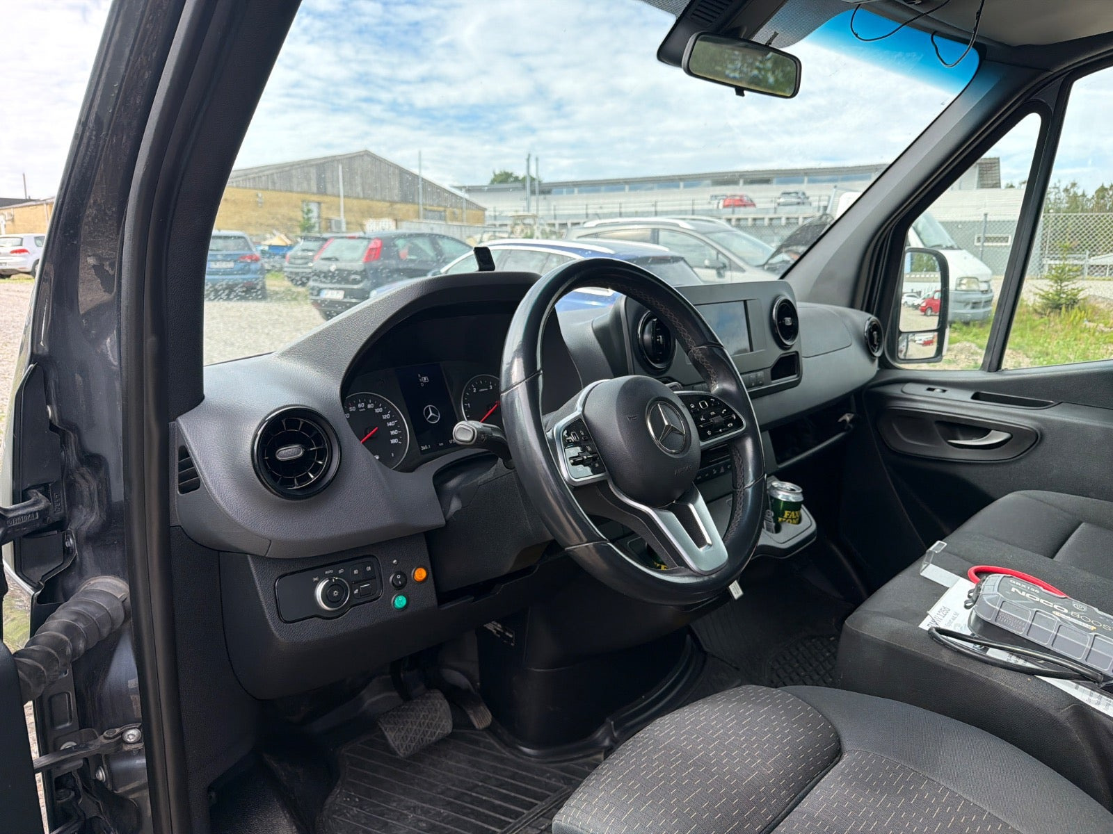 Grå Mercedes Sprinter 319 fra 2020