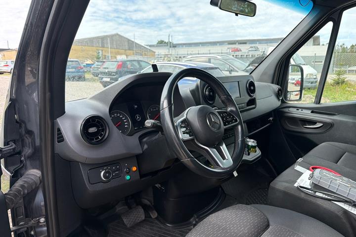 Grå Mercedes Sprinter 319 fra 2020