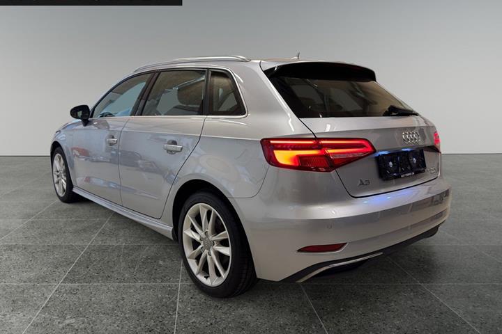 Sølv Audi A3 fra 2017