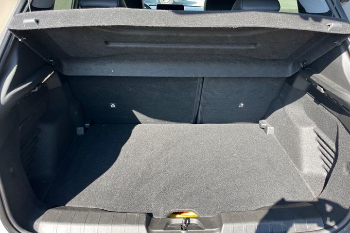 Beige Jeep Avenger fra 2025