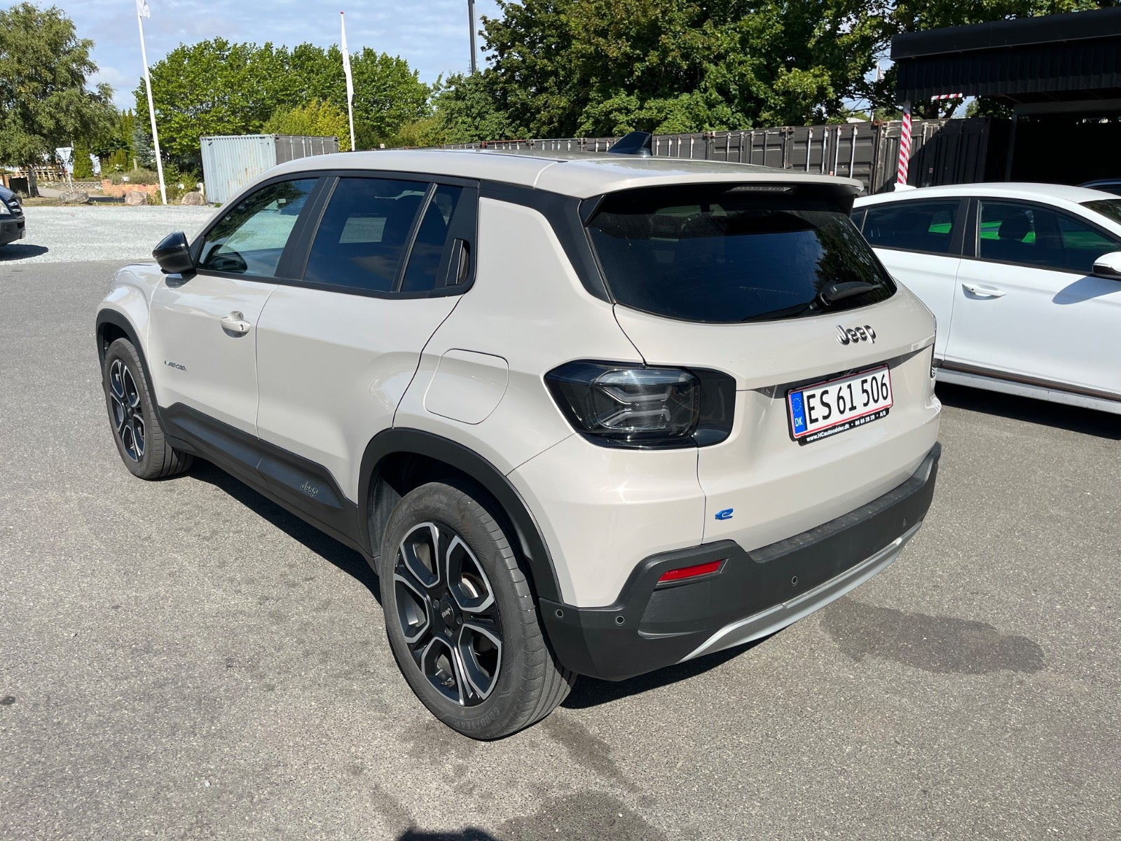 Beige Jeep Avenger fra 2025