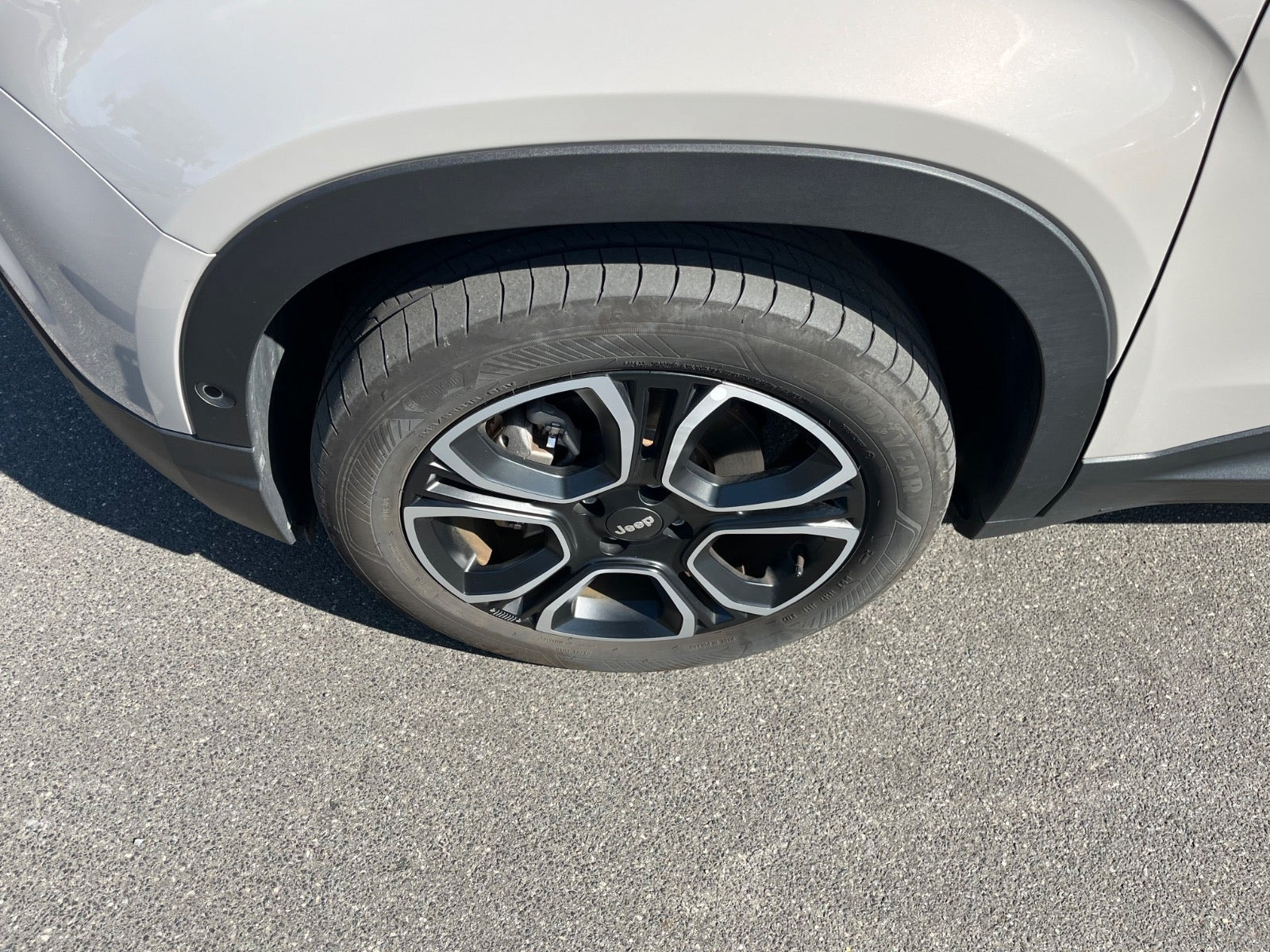 Beige Jeep Avenger fra 2025