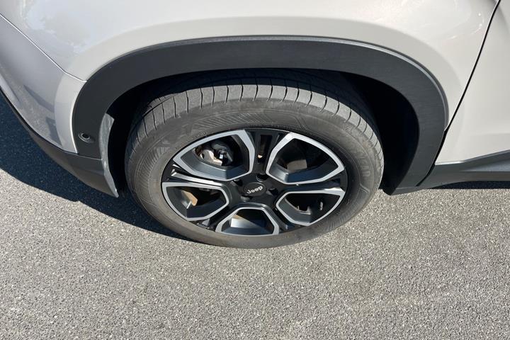 Beige Jeep Avenger fra 2025