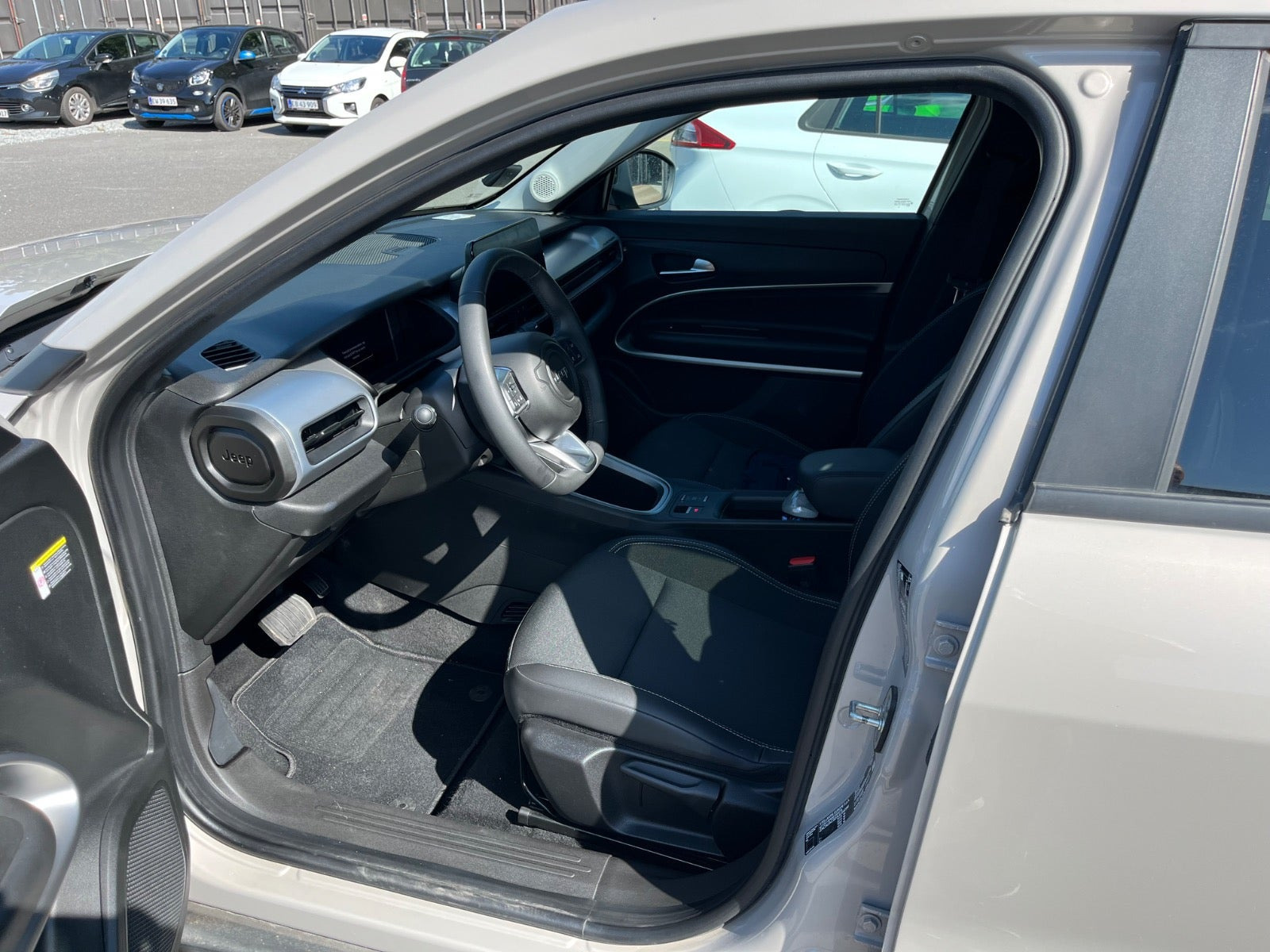 Beige Jeep Avenger fra 2025