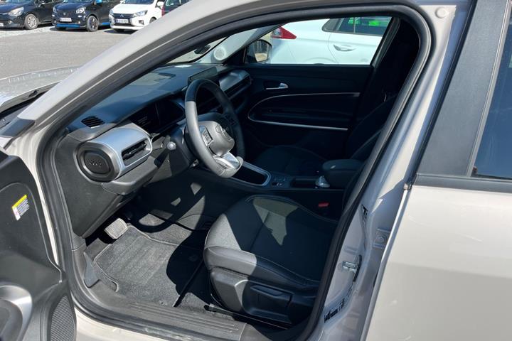 Beige Jeep Avenger fra 2025