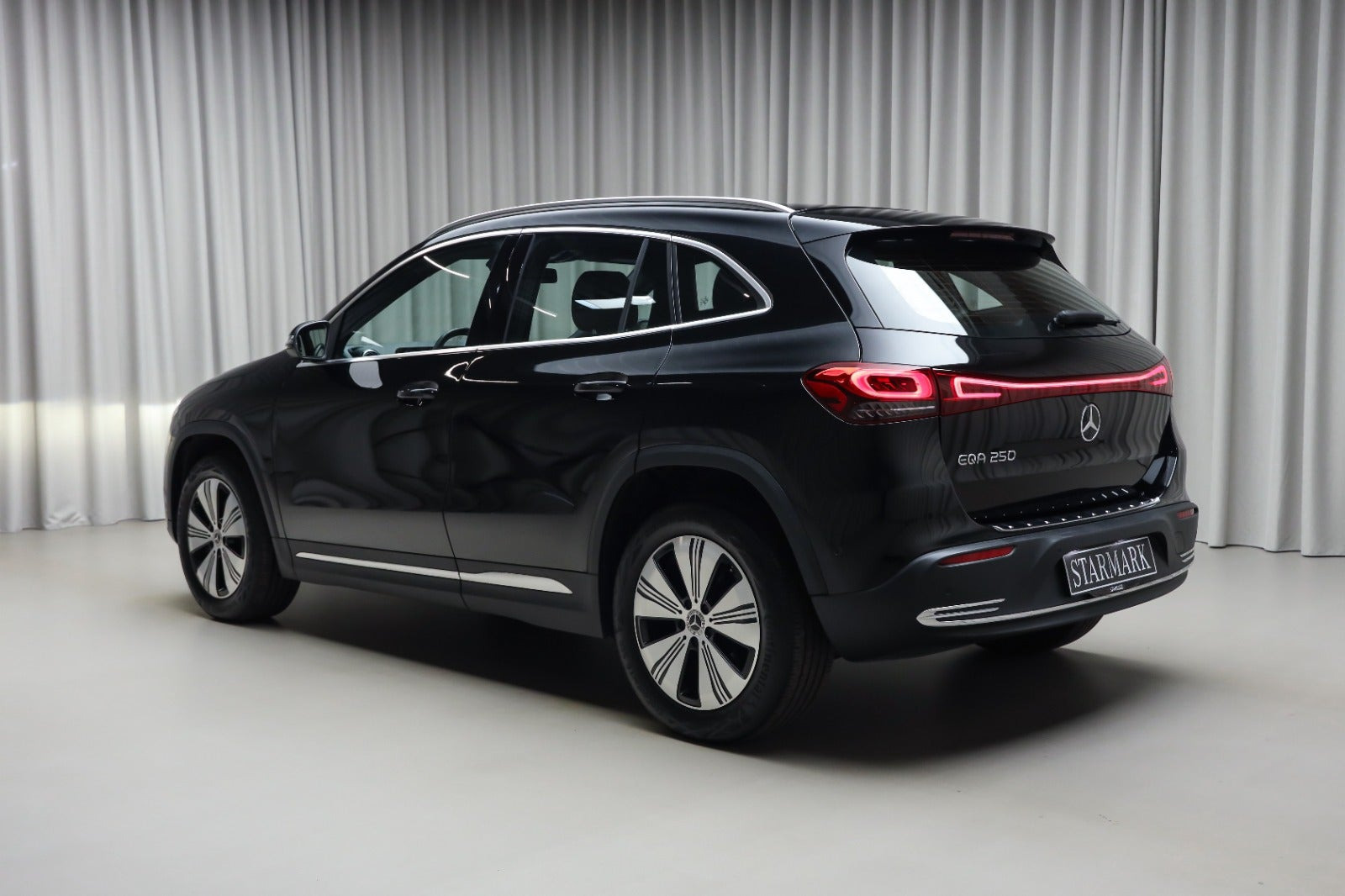 Sort Mercedes EQA250 fra 2023