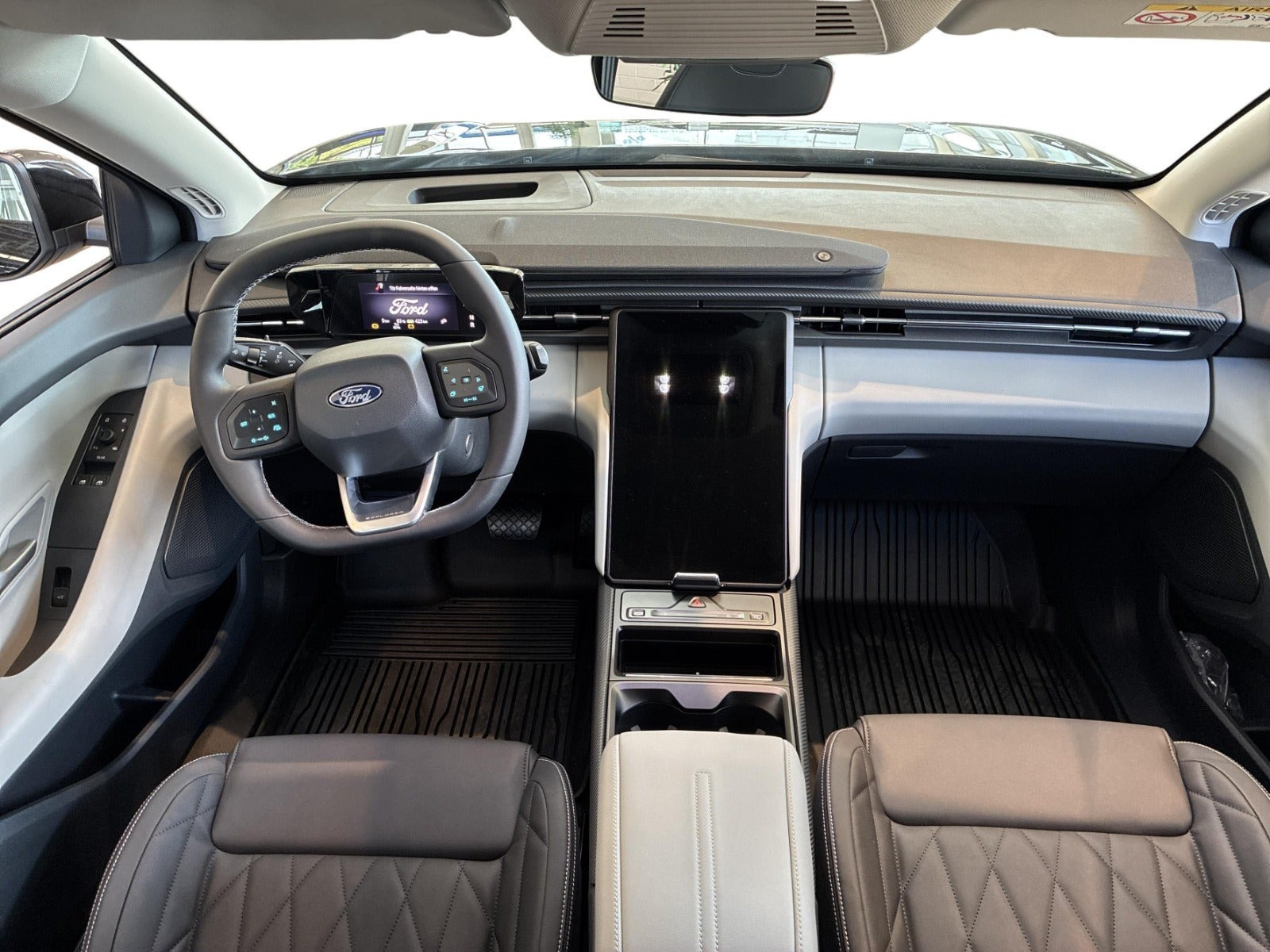 Sort Ford Explorer fra 2026