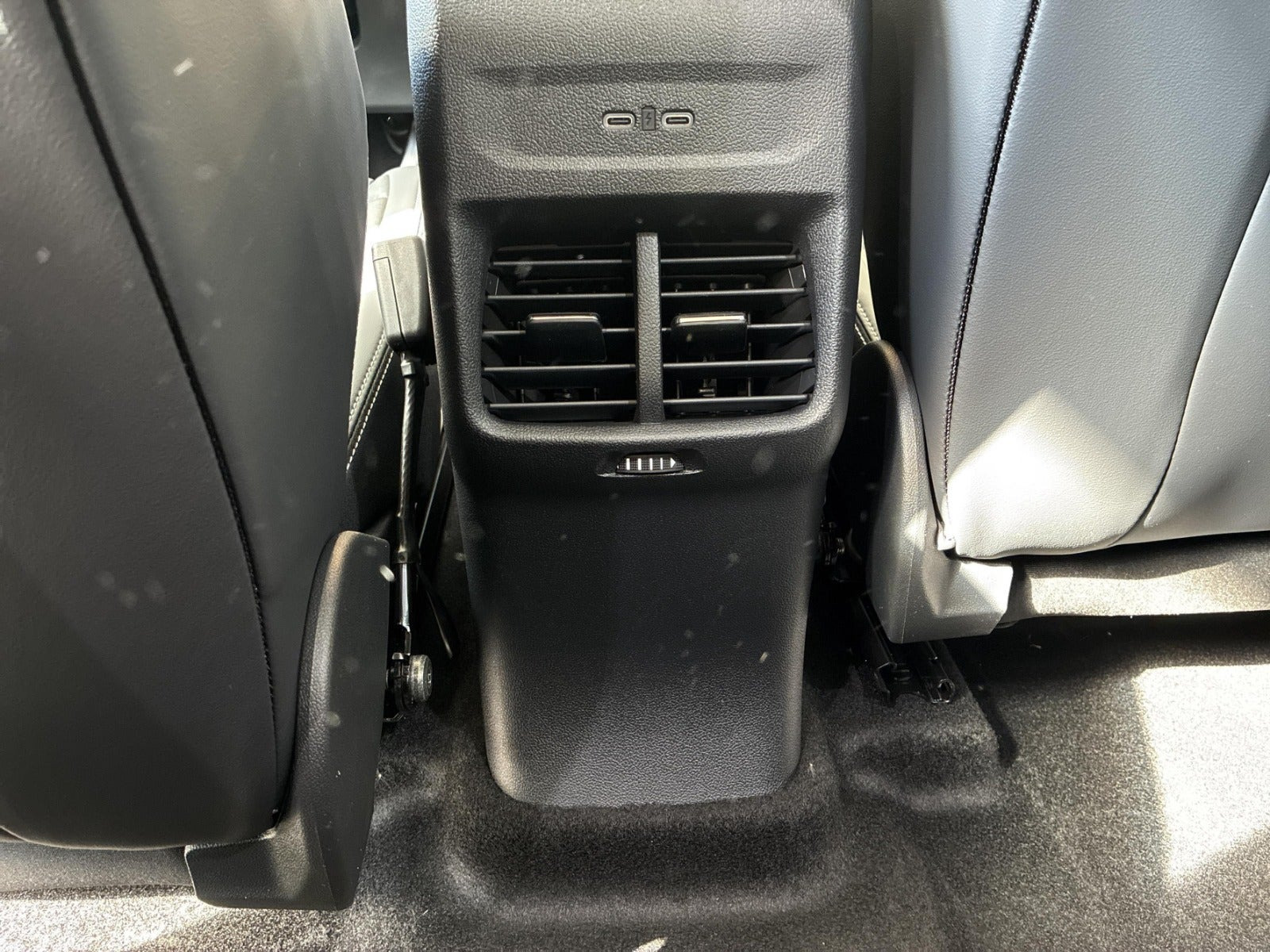 Sort Ford Explorer fra 2026