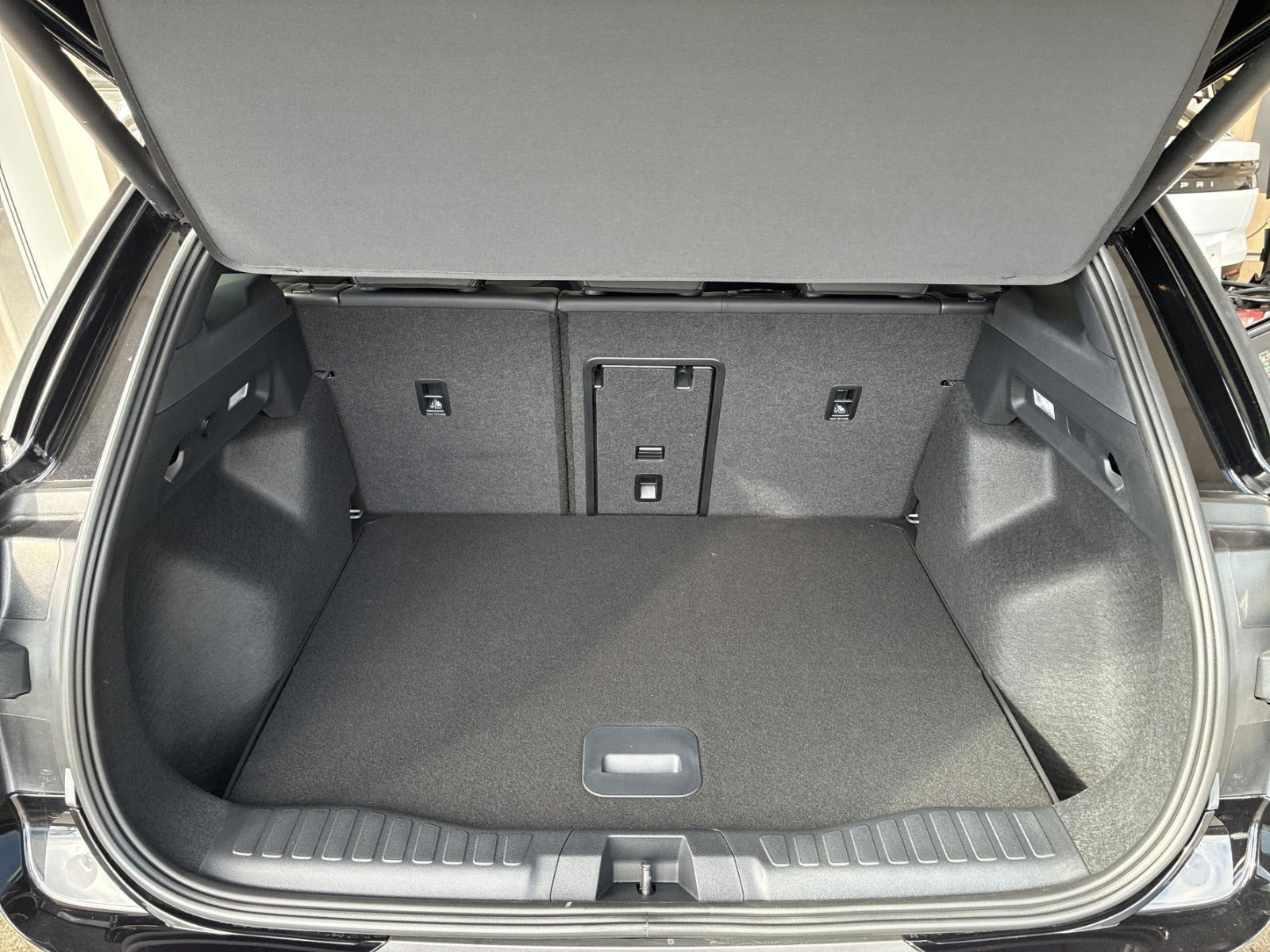 Sort Ford Explorer fra 2026