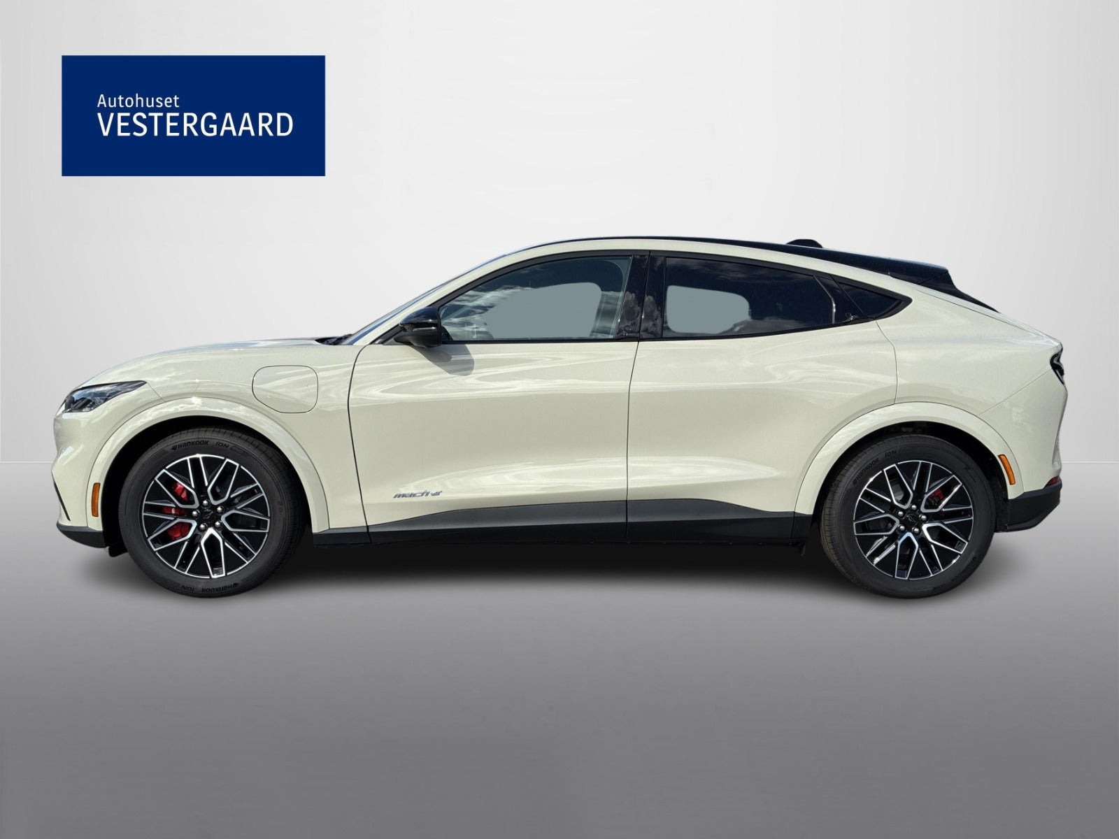 Beige Ford Mustang Mach-E fra 2026