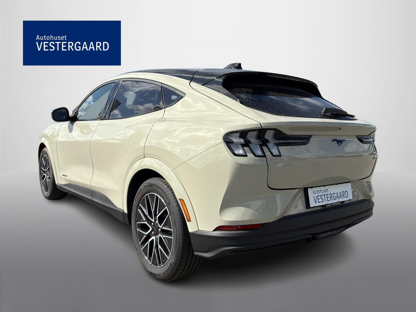 Beige Ford Mustang Mach-E fra 2026