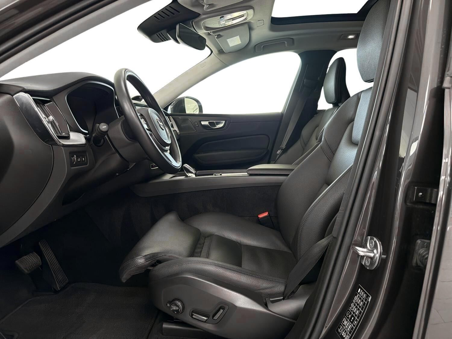 Grå Volvo XC60 fra 2021