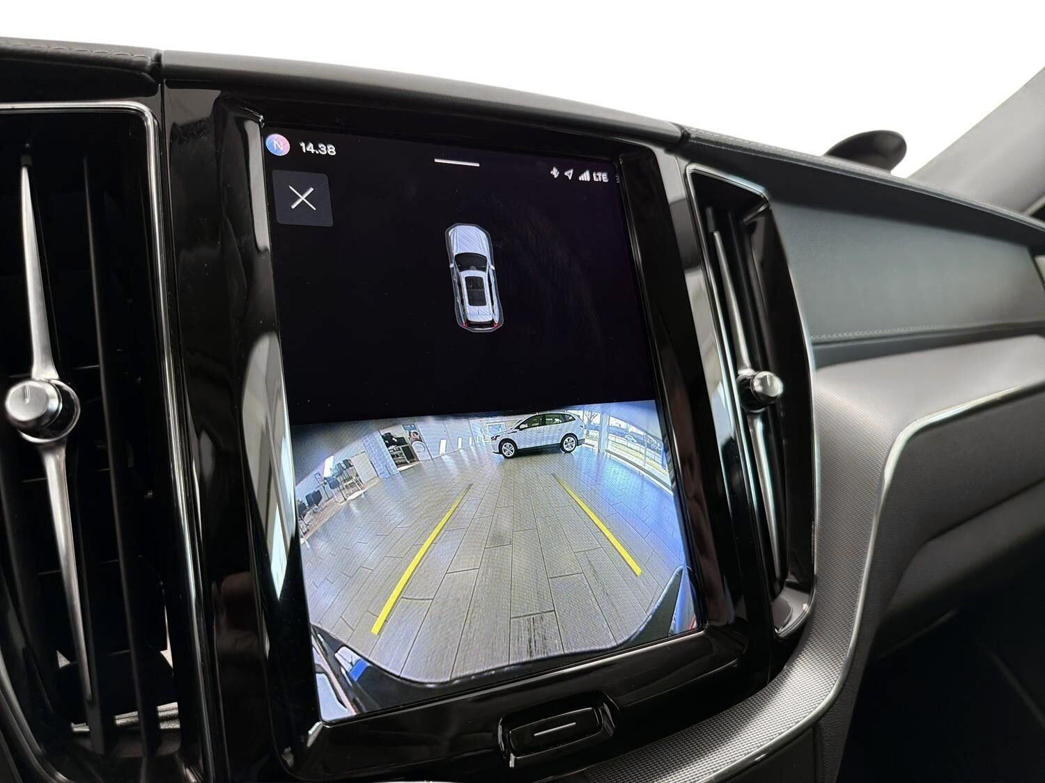 Grå Volvo XC60 fra 2021