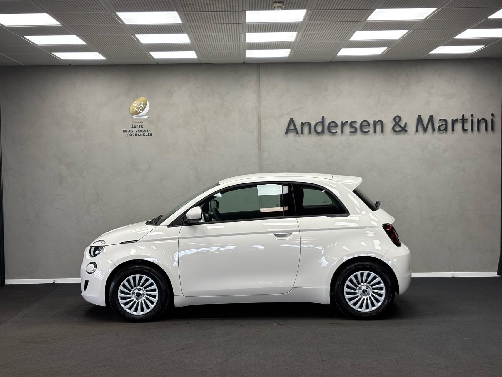 Hvid Fiat 500e fra 2023