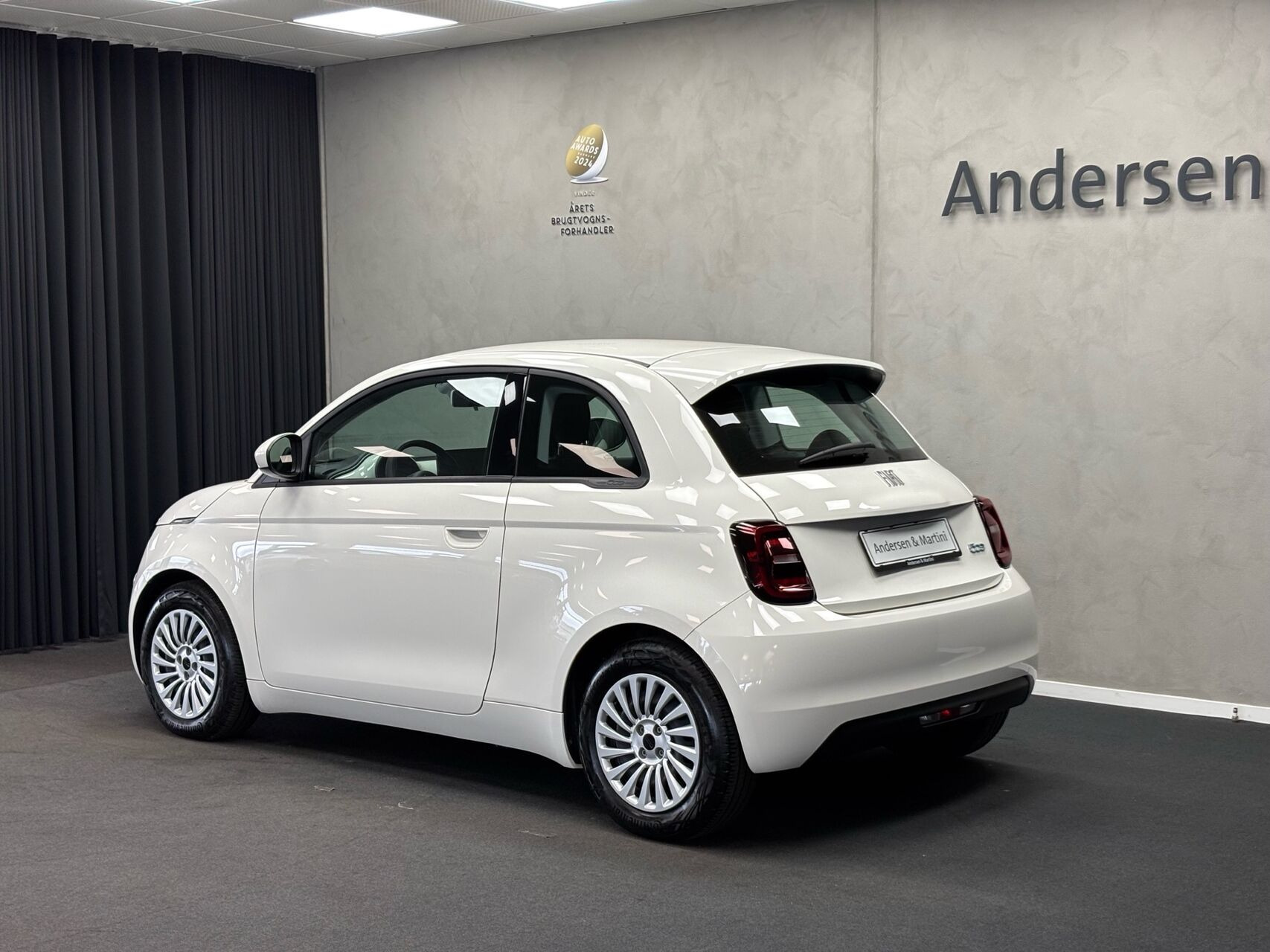 Hvid Fiat 500e fra 2023