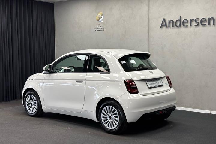 Hvid Fiat 500e fra 2023