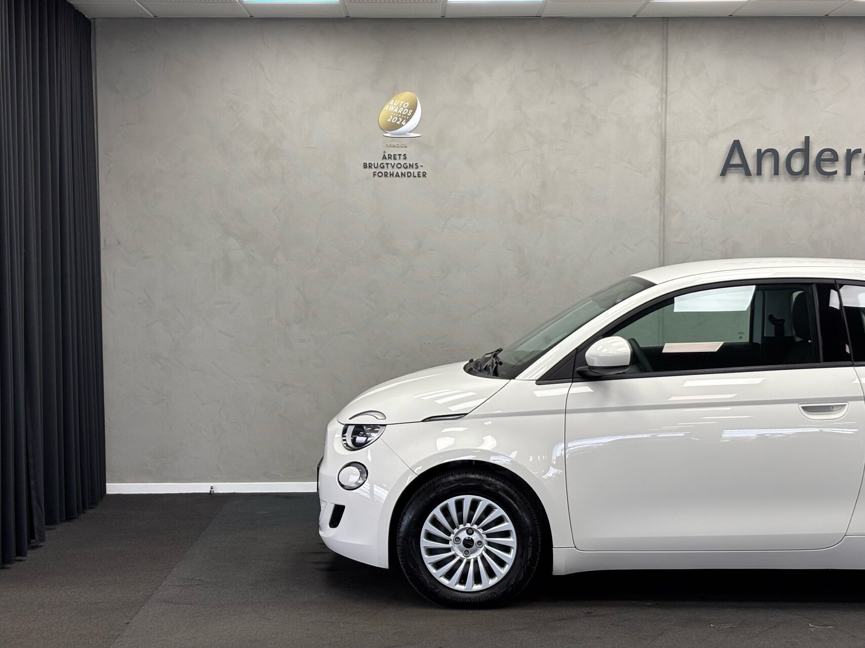 Hvid Fiat 500e fra 2023