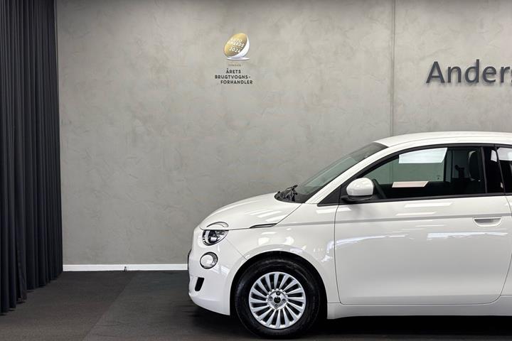 Hvid Fiat 500e fra 2023