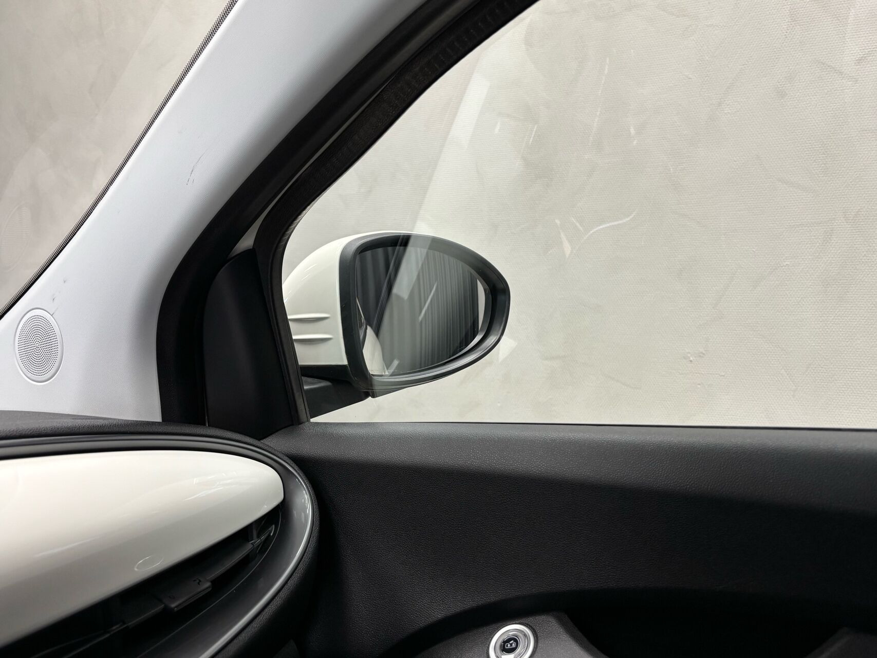 Hvid Fiat 500e fra 2023