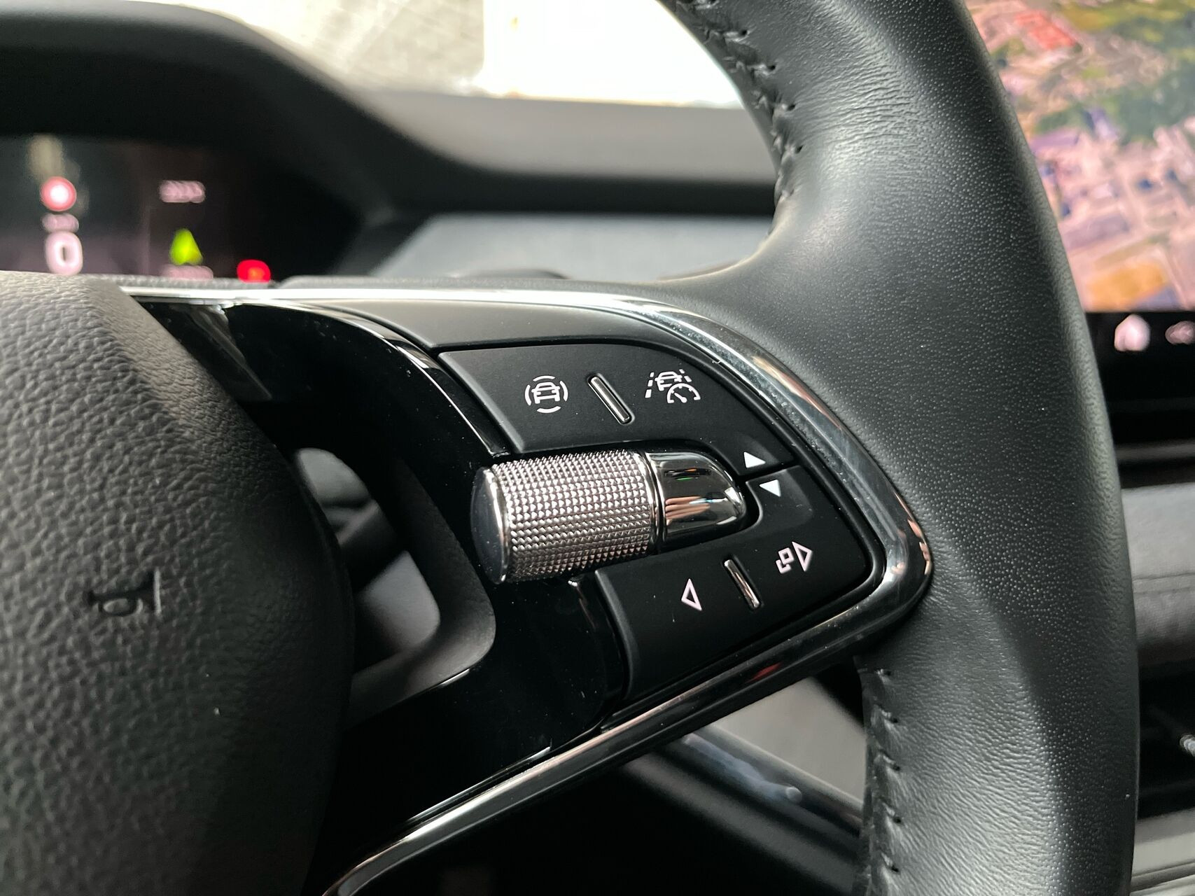 Blå Skoda Enyaq fra 2023