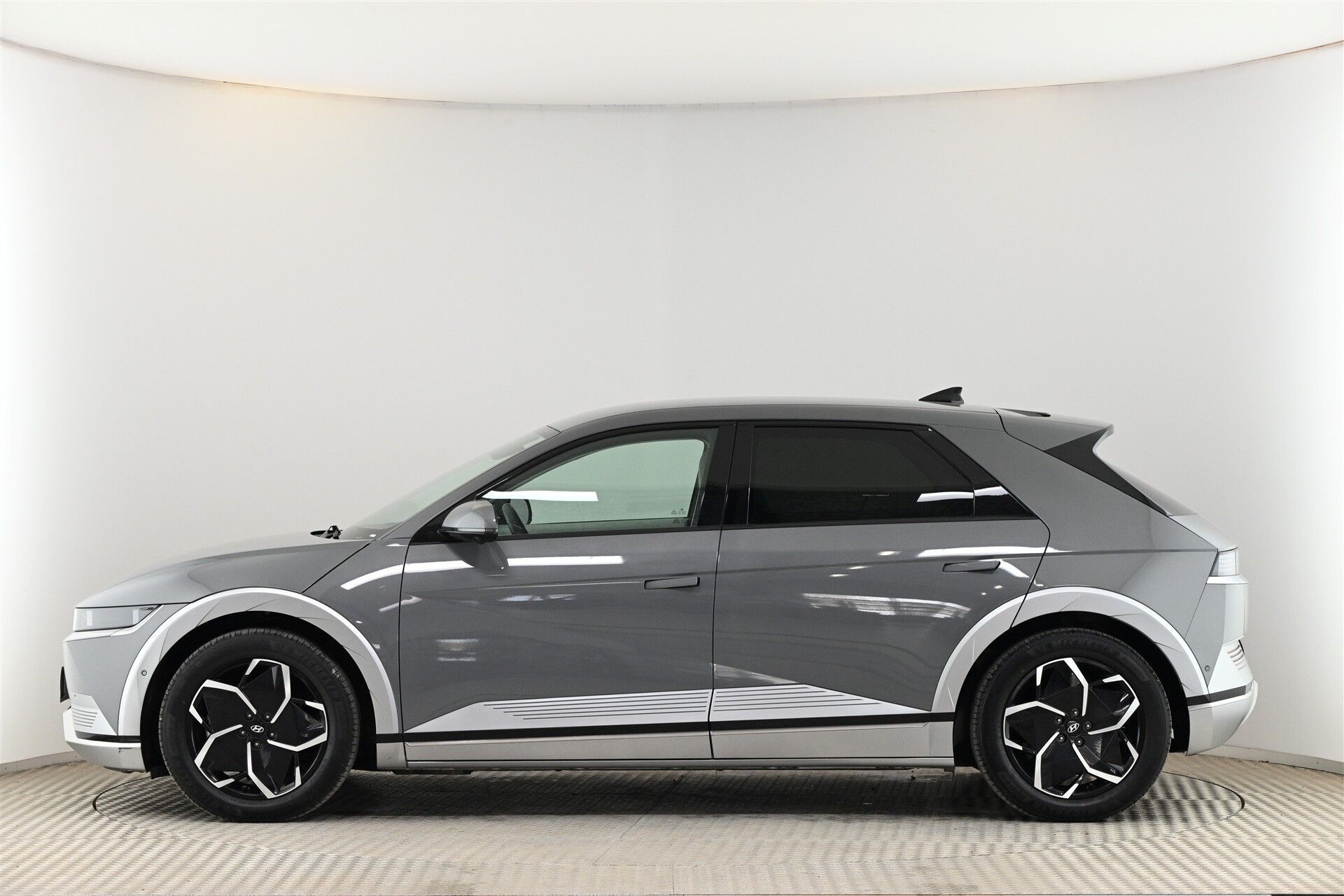 Grå Hyundai Ioniq 5 fra 2023