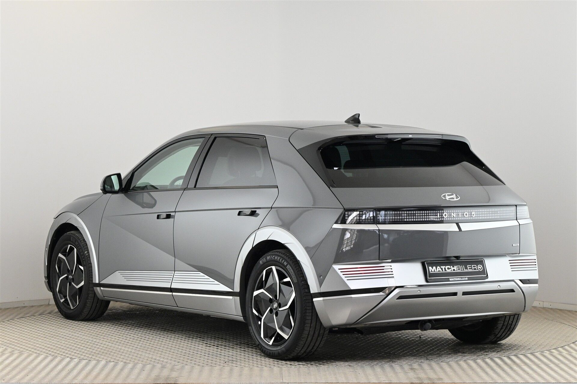 Grå Hyundai Ioniq 5 fra 2023