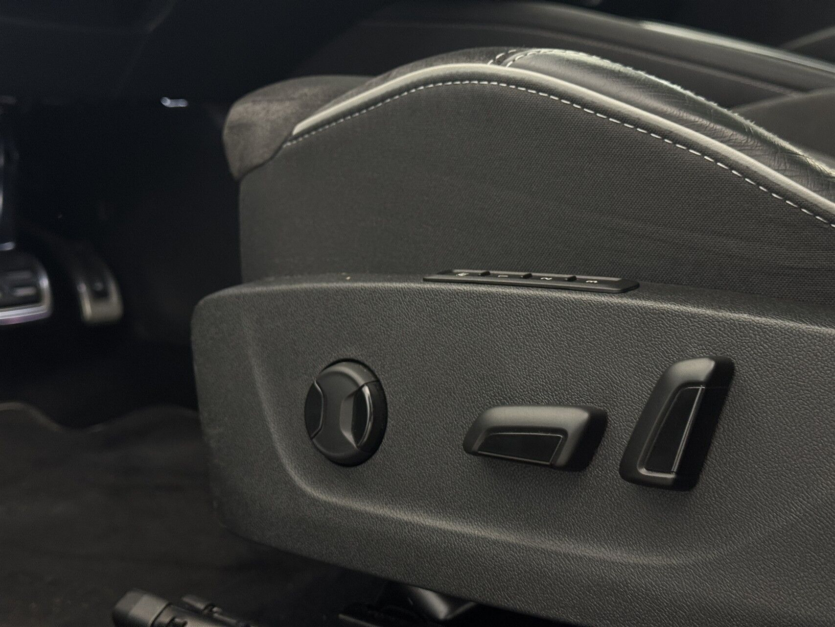 Sort Skoda Enyaq fra 2023
