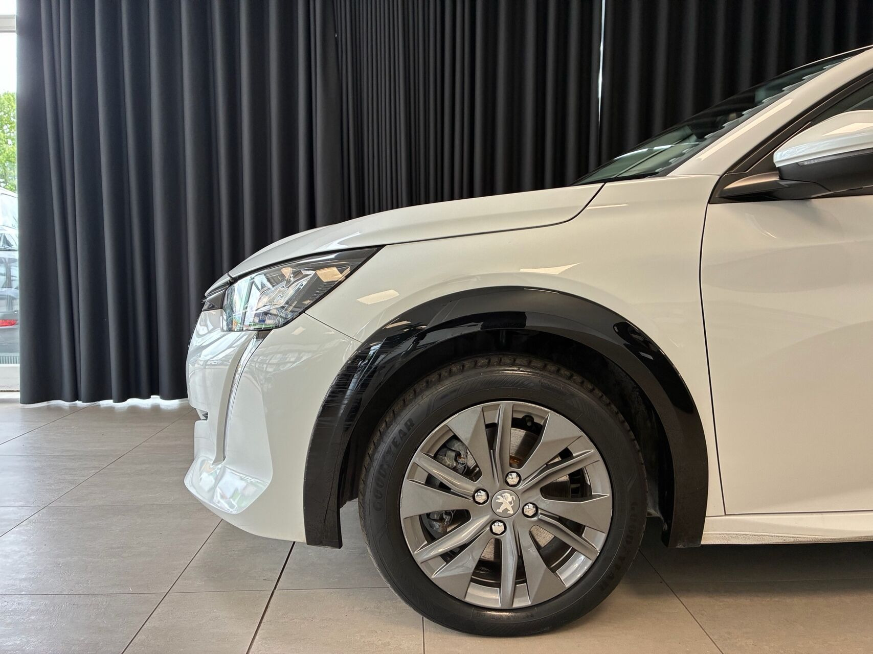 Hvid Peugeot e-208 fra 2021