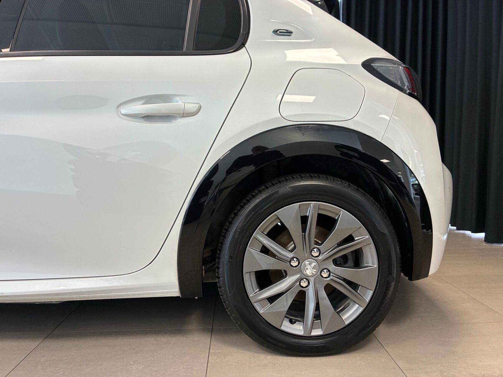 Hvid Peugeot e-208 fra 2021