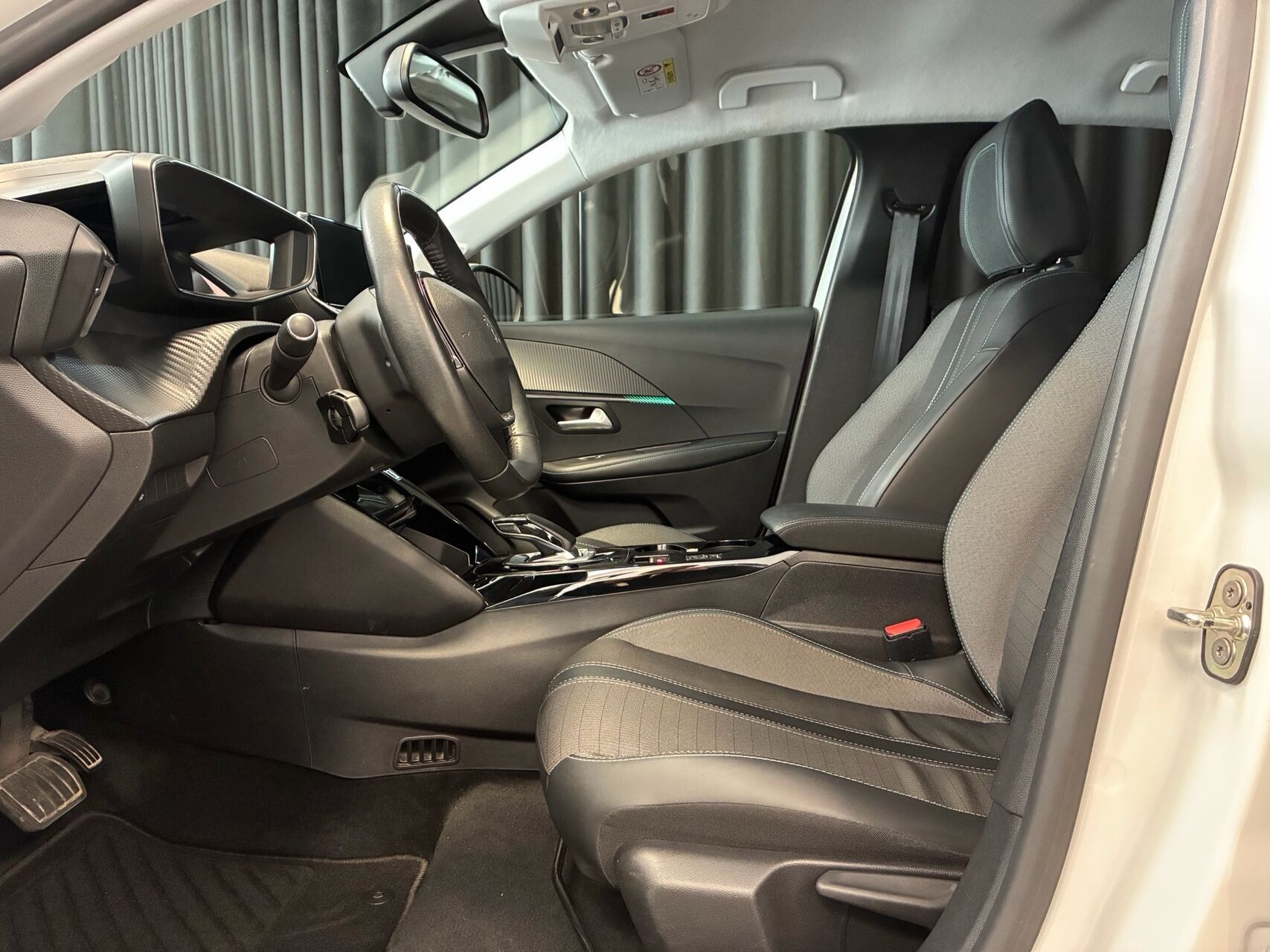 Hvid Peugeot e-208 fra 2021