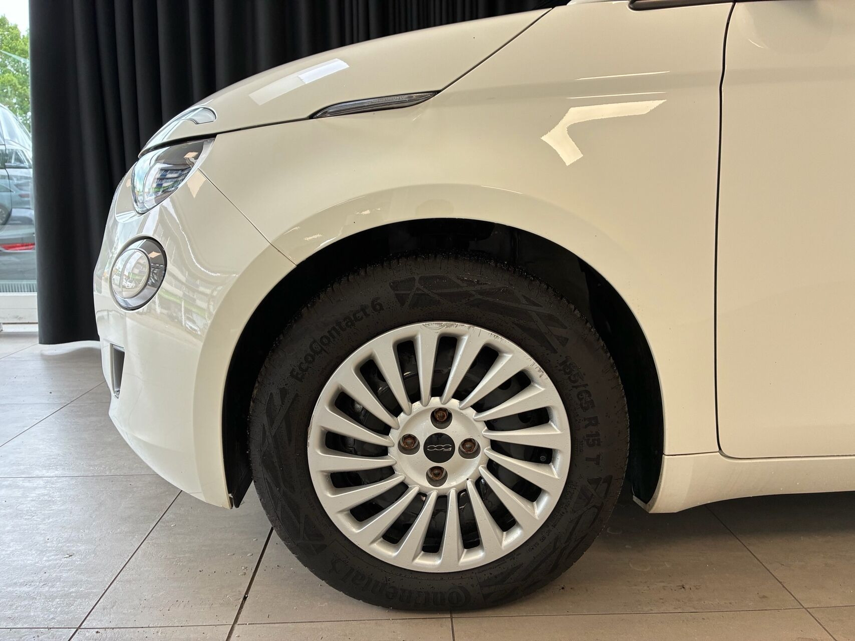 Hvid Fiat 500e fra 2023