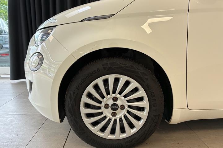 Hvid Fiat 500e fra 2023