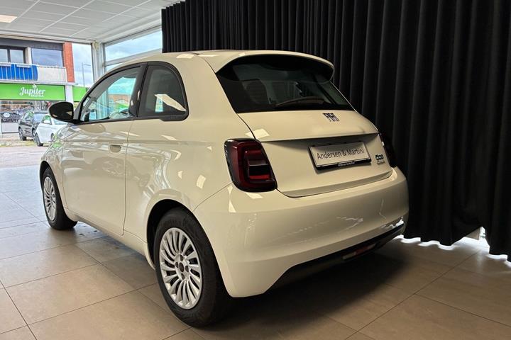 Hvid Fiat 500e fra 2023