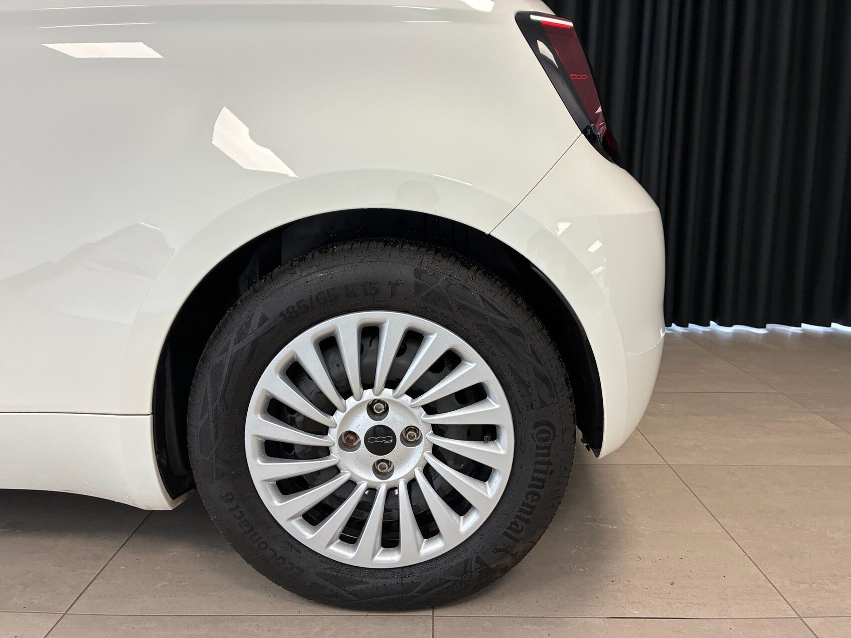Hvid Fiat 500e fra 2023