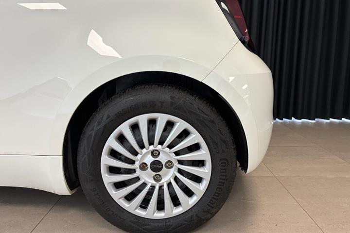 Hvid Fiat 500e fra 2023