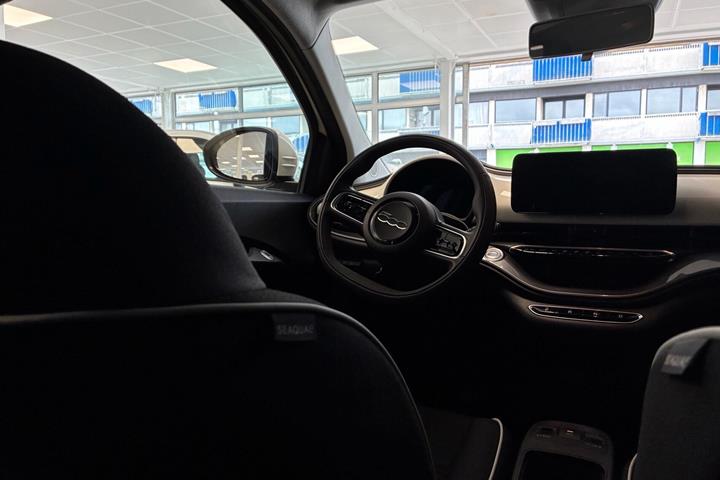 Hvid Fiat 500e fra 2023