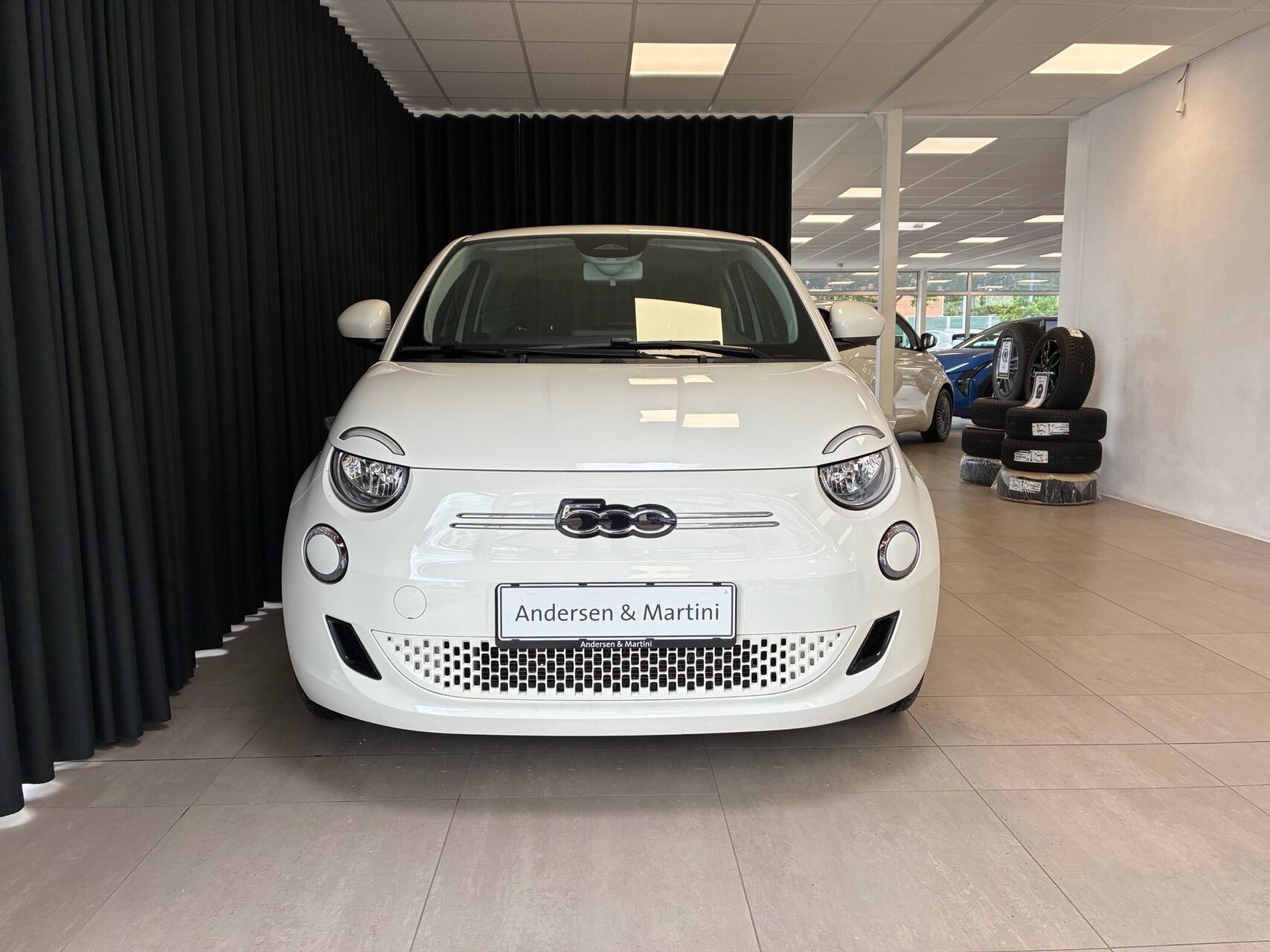 Hvid Fiat 500e fra 2023