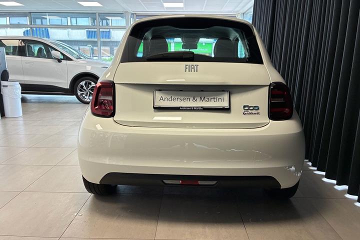 Hvid Fiat 500e fra 2023