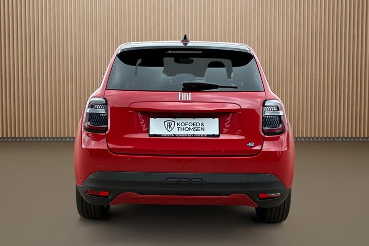 Rød Fiat 600e fra 2025