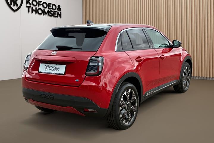 Rød Fiat 600e fra 2025