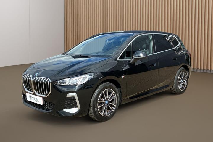 Sort BMW 225e fra 2023
