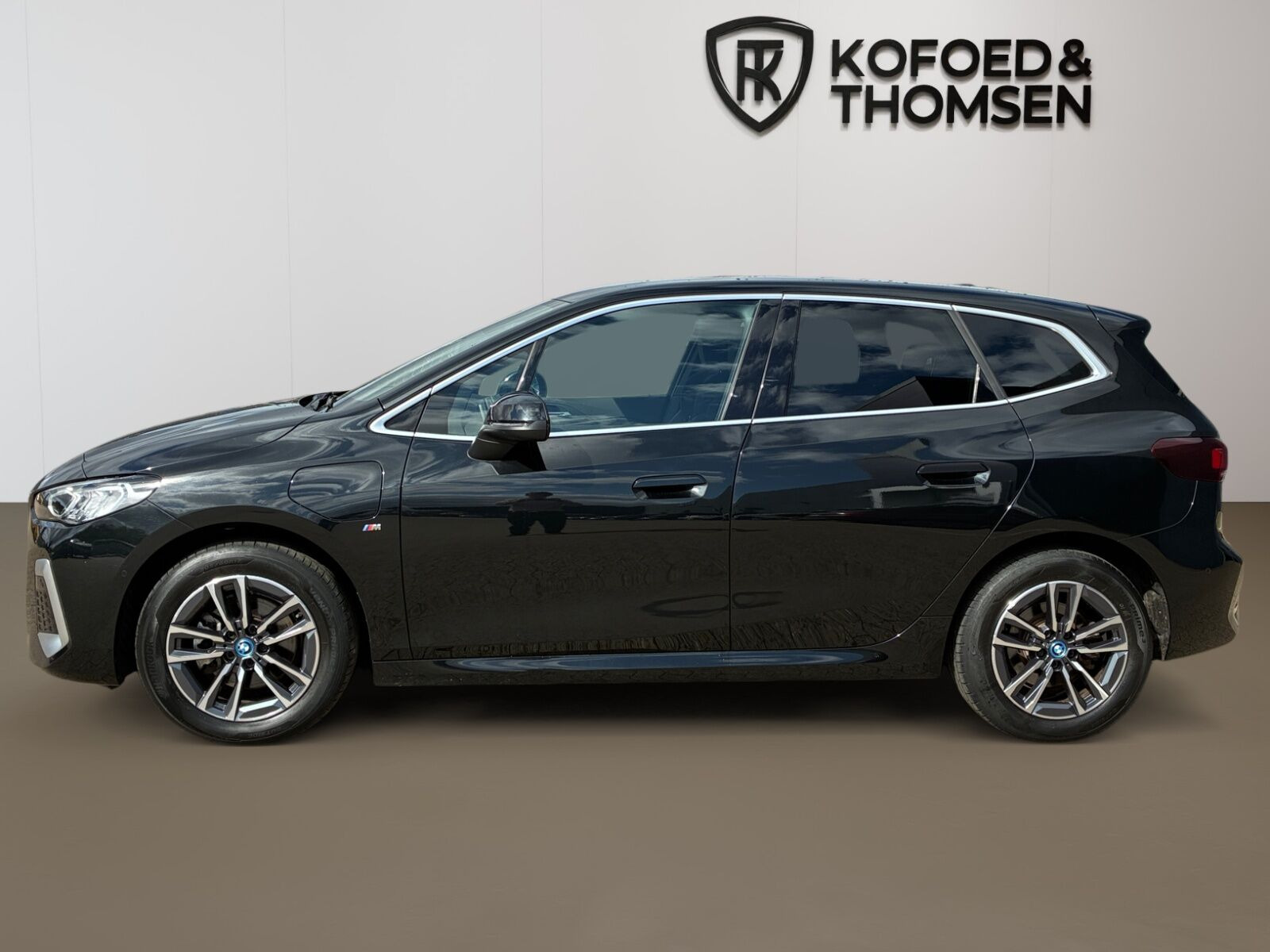 Sort BMW 225e fra 2023