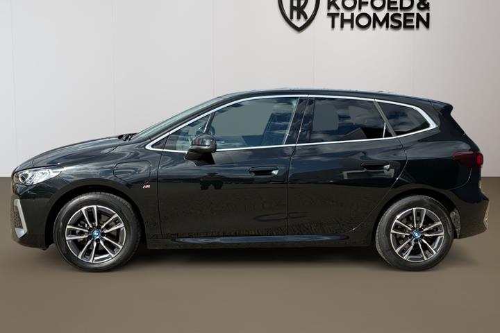 Sort BMW 225e fra 2023
